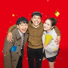 左からバッテリィズ、村重杏奈