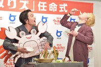 鳥取県のカニを試食する見取り図。まずはクレーンゲームに成功したリリーから