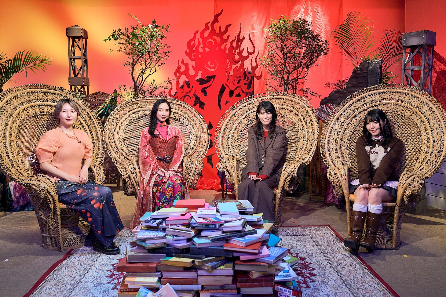 「ドラマチックに！喋ってお焚き上げ」に出演する（左から）ふくだももこ、ファーストサマーウイカ、紺野ぶるま、ダウ90000吉原