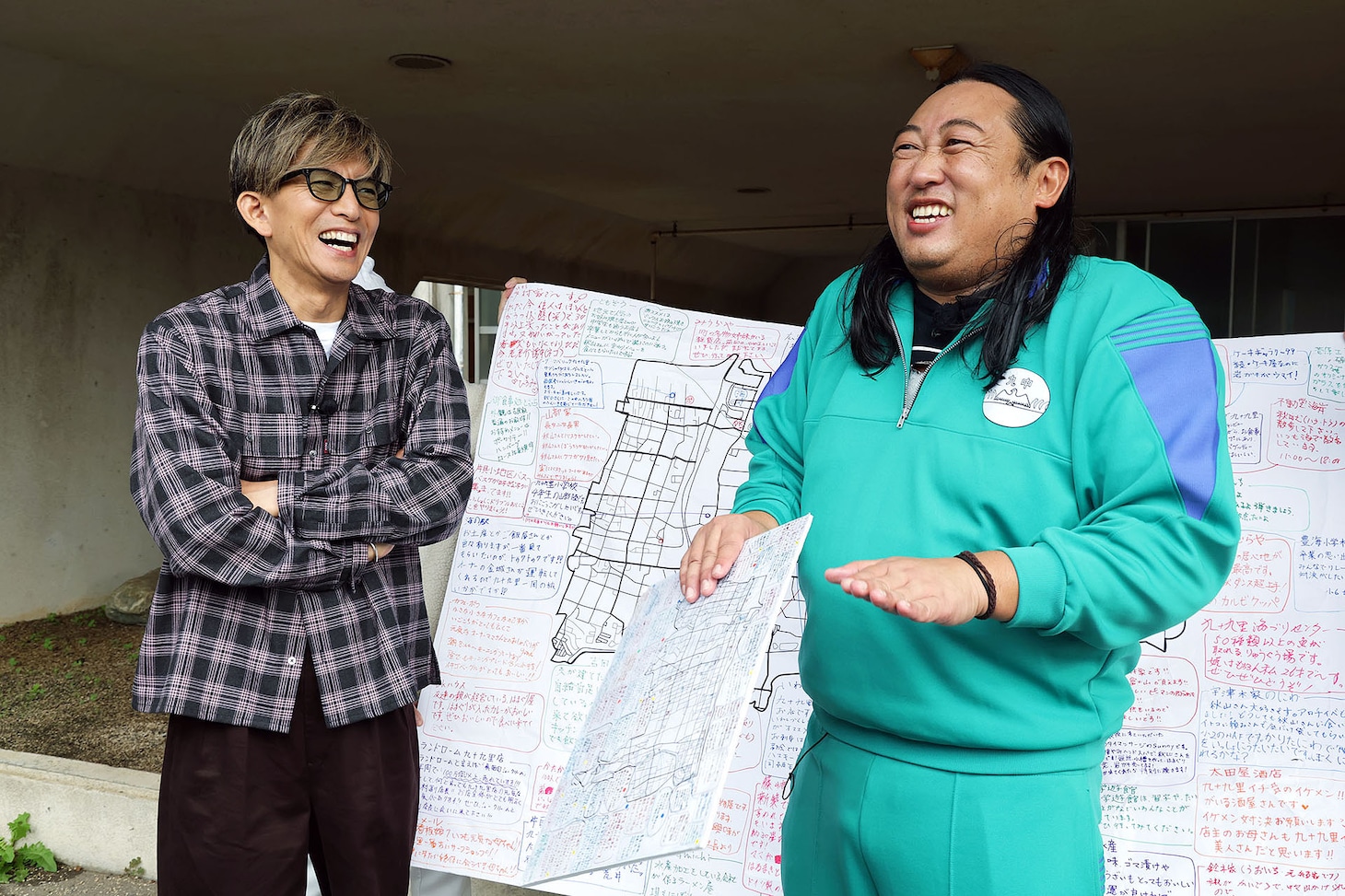 町の人が書き込んだ地図の前で、木村拓哉とロバート秋山 ©テレビ東京
