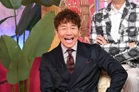 ゲスト席に着くくりぃむしちゅー上田