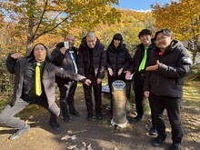 左からトム・ブラウン、金属バット、オズワルド