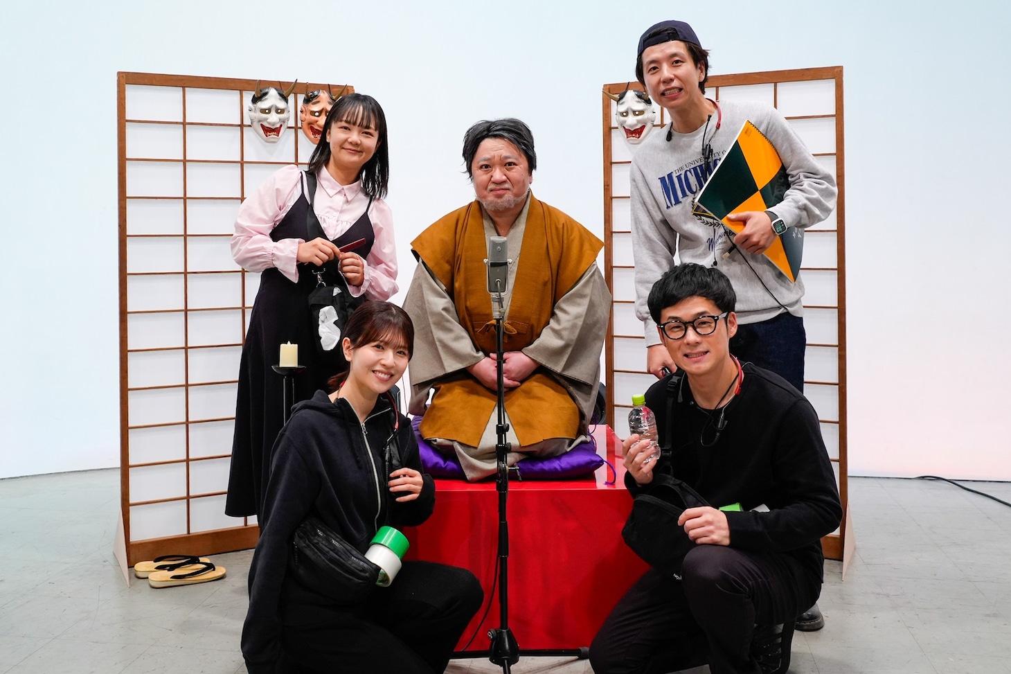 「コント・デ・ンガナ」に出演するニッポンの社長、セルライトスパ肥後（手前右）、蛙亭イワクラ（後方左）、松田好花（手前左）