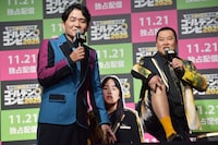 「膝をすりむいた」と近況報告をするとにかく明るい安村と、近くで確認して「治りかけやん」と残念がる千鳥ノブ