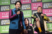 「膝をすりむいた」と近況報告をするとにかく明るい安村と、近くで確認して「治りかけやん」と残念がる千鳥ノブ