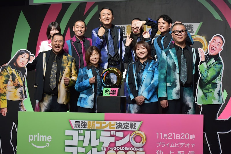 「最強新コンビ決定戦 THE ゴールデンコンビ 2025」の配信記念イベントの登壇者たち。真空ジェシカ川北がいつものポーズで頑なに顔を隠すため隣の千鳥ノブが主にツッコみを続け、通例のフォトセッションよりまとまらない雰囲気に