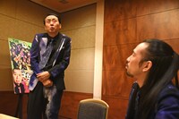 立ち上がり、真空ジェシカ・ガクの発言を再現するアンガールズ田中（左）