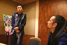 立ち上がり、真空ジェシカ・ガクの発言を再現するアンガールズ田中（左）