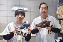 エバースが野球のユニフォーム姿で1日店長体験　渋谷のミズノショップで出迎える