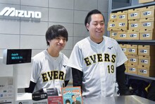 エバースが野球のユニフォーム姿で1日店長体験　渋谷のミズノショップで出迎える