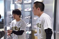 エバースが野球のユニフォーム姿で1日店長体験　渋谷のミズノショップで出迎える