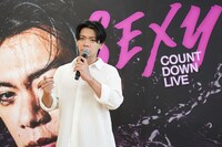 セクシーさをアピールする野田クリスタル（写真提供：吉本興業）