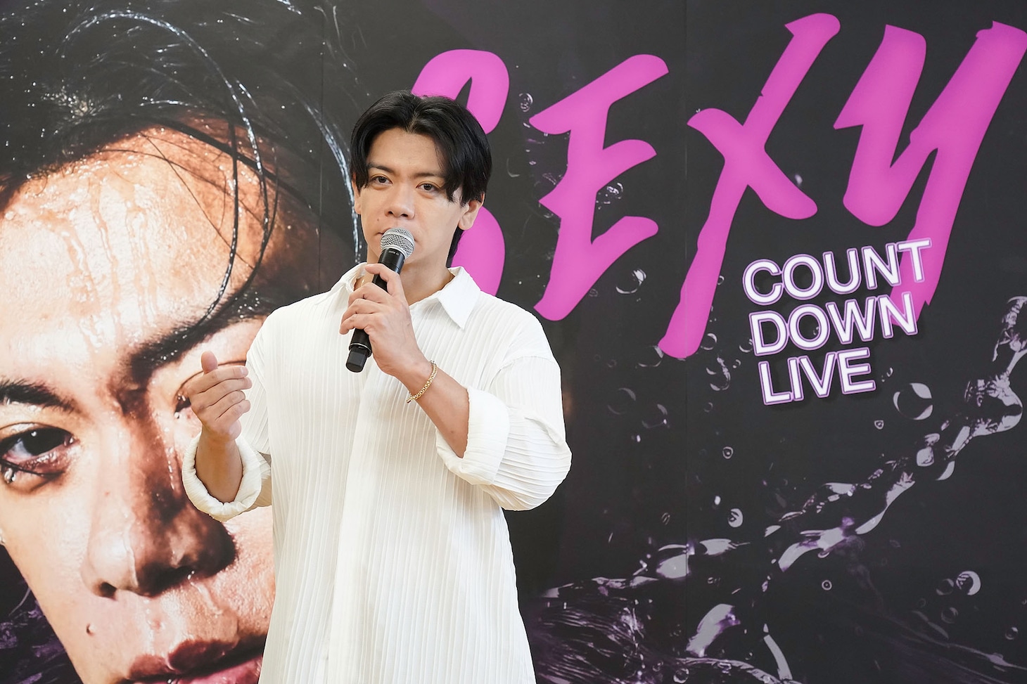 セクシーさをアピールする野田クリスタル（写真提供：吉本興業）