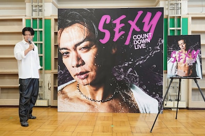 会見場所へセクシーに登場した野田クリスタル（写真提供：吉本興業）