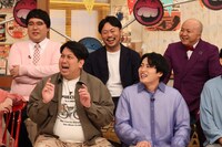 レインボーと、後列左から、マヂカルラブリー村上、シシガシラ