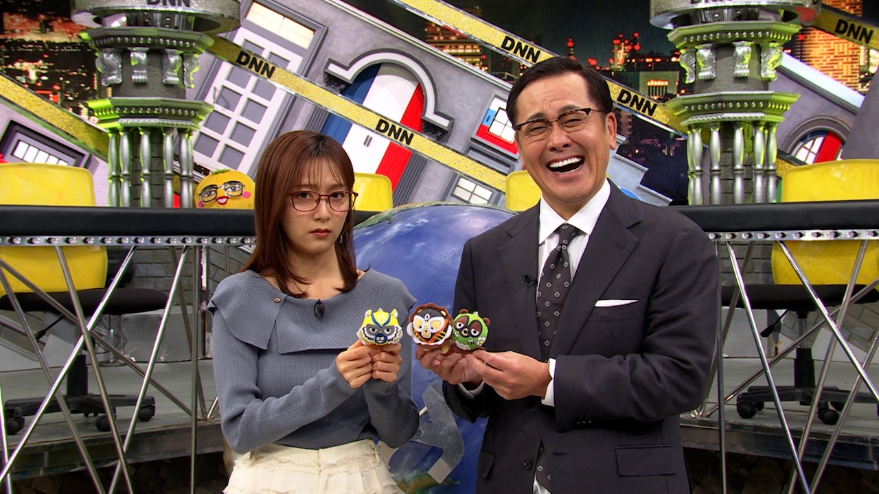 「全力！脱力タイムズ」番組初のマスコットキャラクター「ゆるまるズ」を手にするアリタ哲平（右）と、佐久間みなみアナ（左） ©フジテレビ