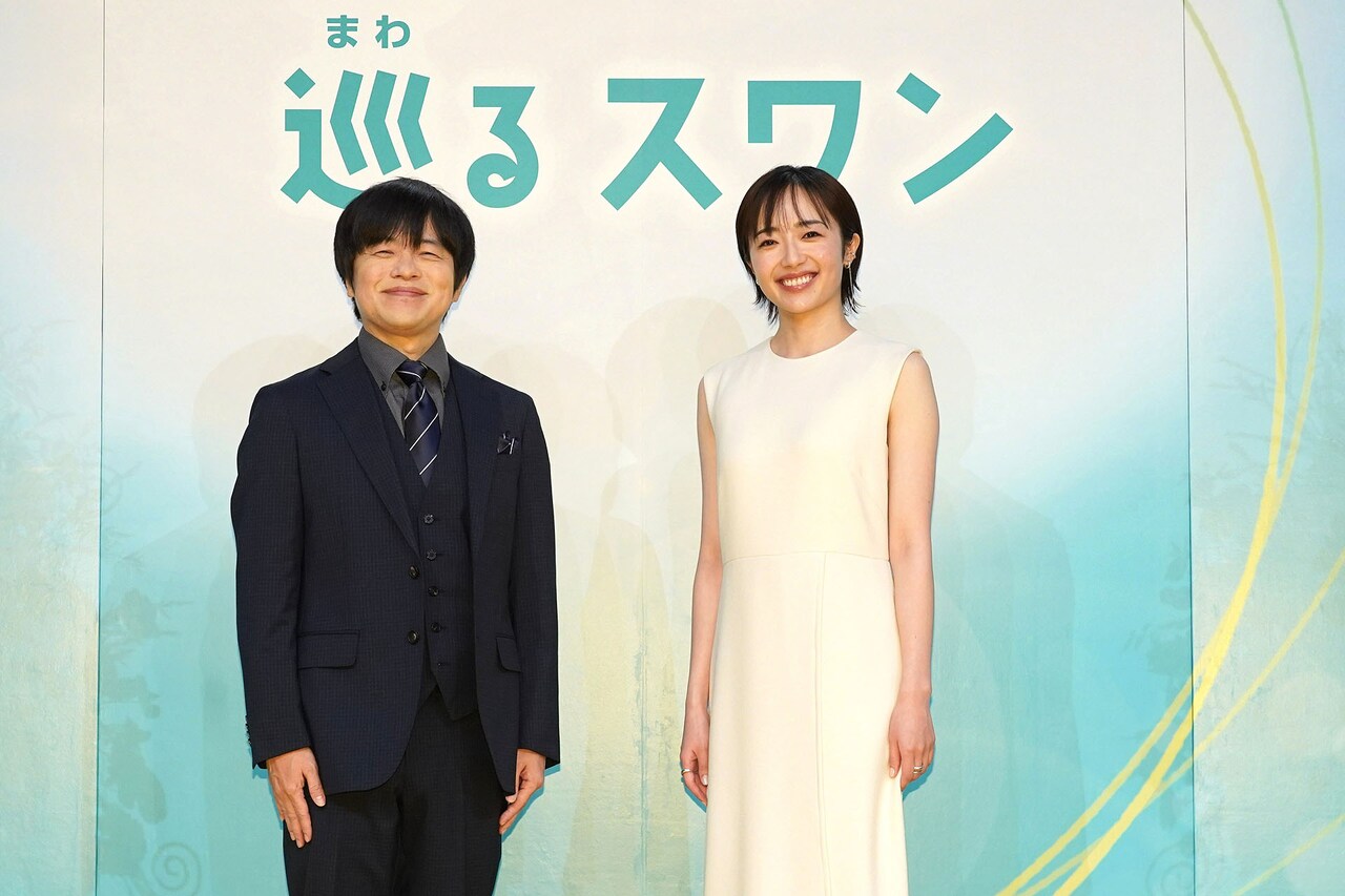 「巡るスワン」制作発表・主演会見に登壇したバカリズム（左）と森田望智（右）