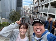 「バナナマン日村が歩く！ ウォーキングのひむ太郎」に出演するバナナマン日村とゲストの奥田いろは（左）