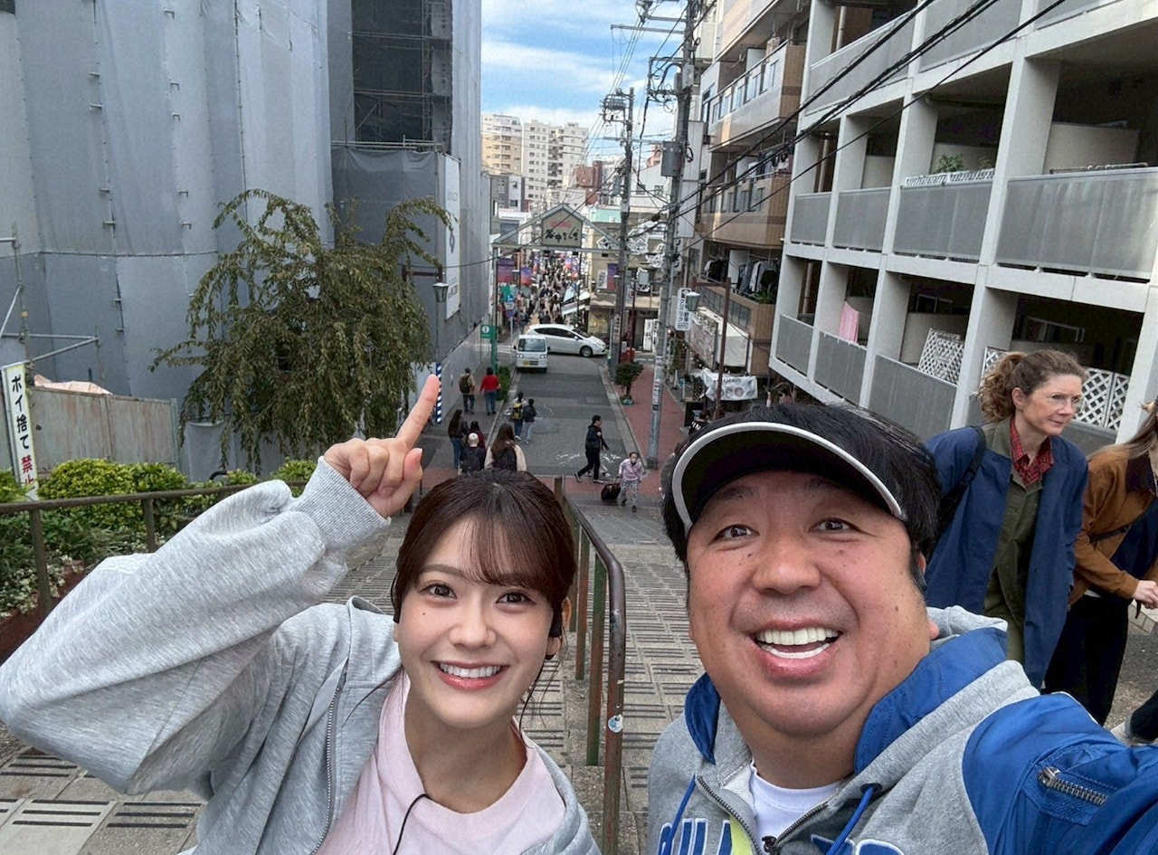 「バナナマン日村が歩く！ ウォーキングのひむ太郎」に出演するバナナマン日村とゲストの奥田いろは（左）