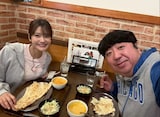 インド料理店でカレーを食べるバナナマン日村と奥田いろは（左）