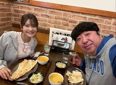 インド料理店でカレーを食べるバナナマン日村と奥田いろは（左）