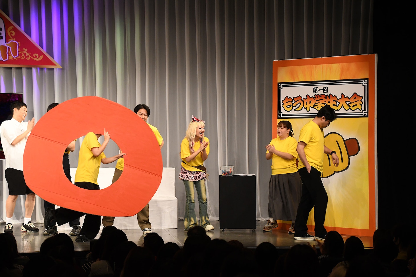 神輿を担いでダイタク・ダイを追いかけるエルフはる