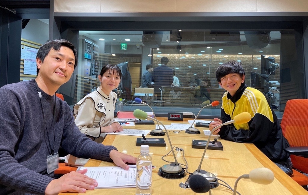 12月7日放送回に出演する（左から）三菱電機宇宙事業部の真鍋氏、箱崎みどりアナ、パンサー向井