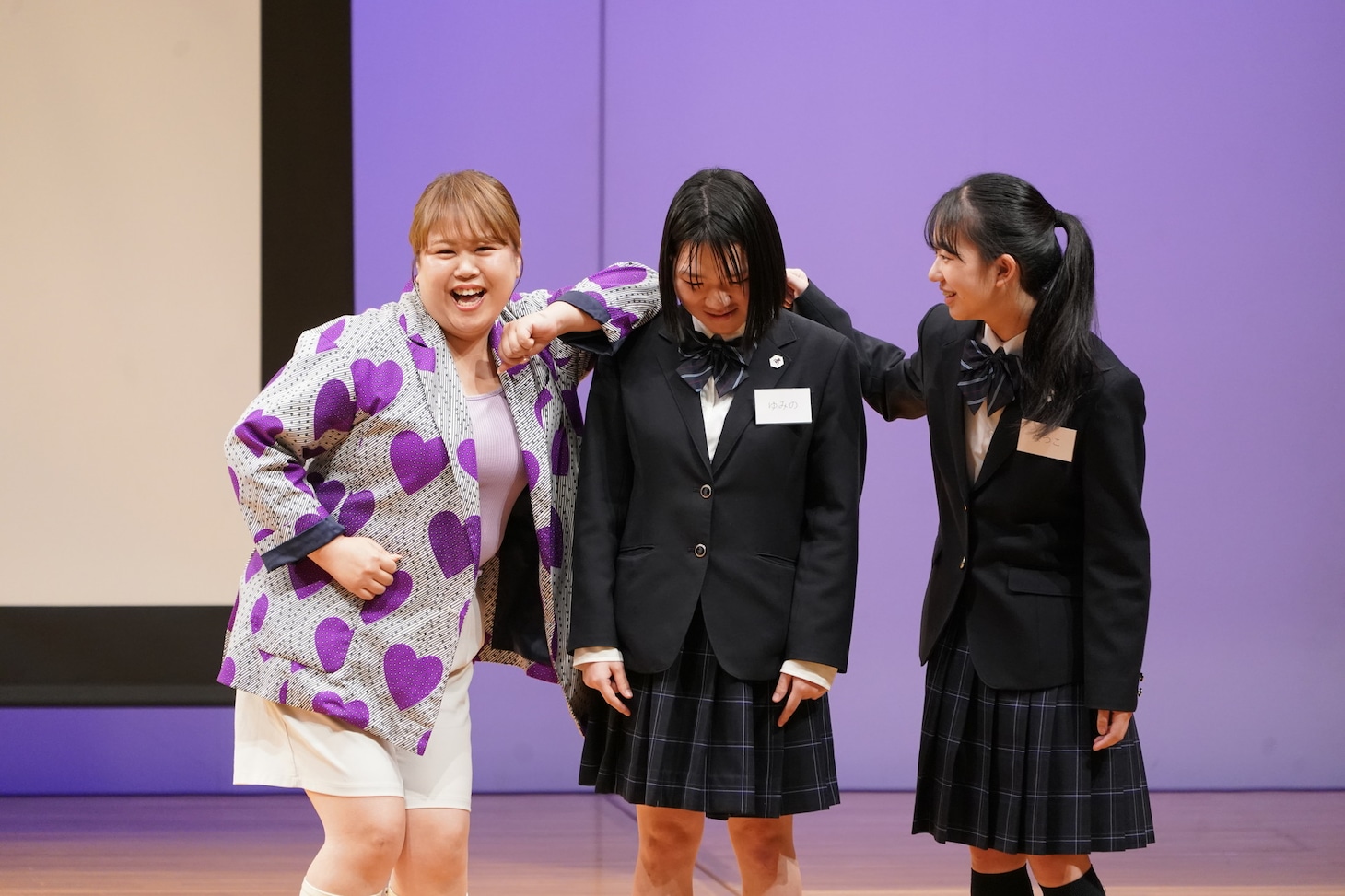 「令和7年度 麻薬・覚醒剤・大麻乱用防止運動 東京大会」に参加した天才ピアニストますみ（左）