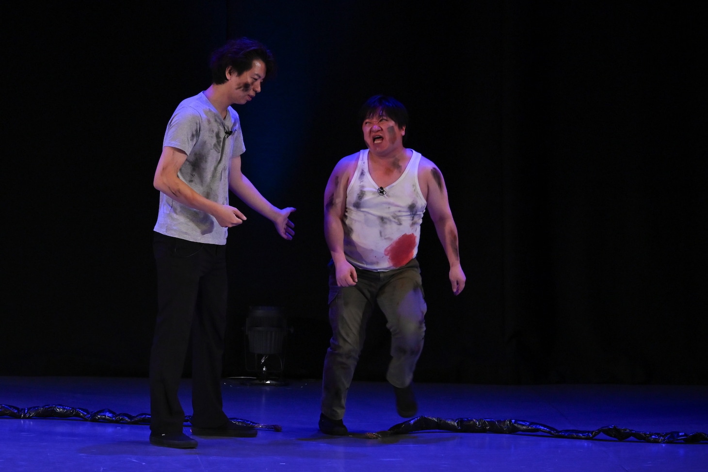 「扉」を披露するニッポンの社長