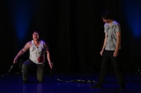 「扉」を披露するニッポンの社長