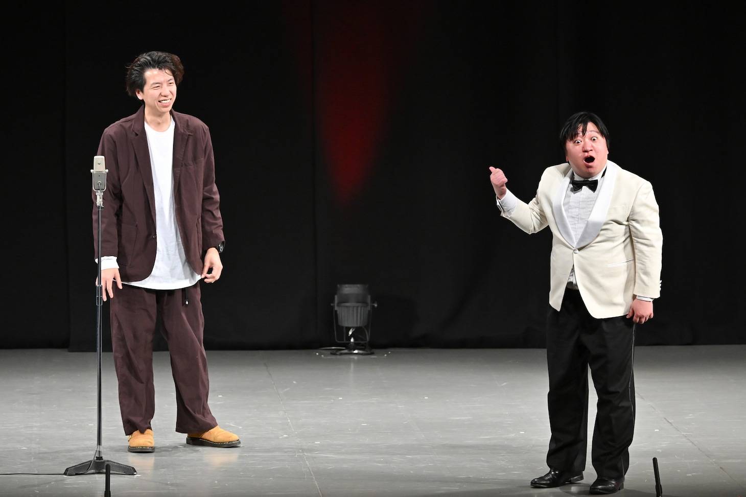 漫才を披露するニッポンの社長