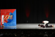 漫才を披露するニッポンの社長