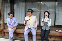 縁側で新米ごはんを味わうバナナマン日村（中央）