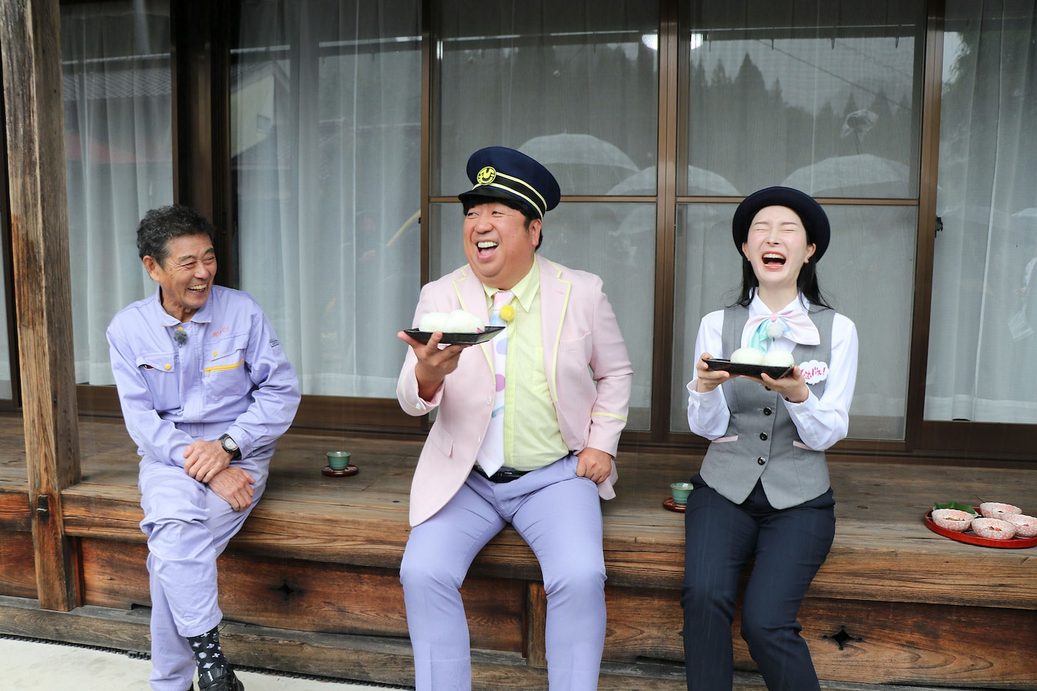 縁側で新米ごはんを味わうバナナマン日村（中央）