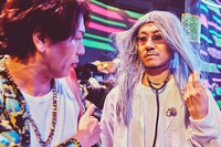 衣装を着て打ち合わせする狩野英孝＆GAG福井