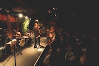 「KINZOKU Bat NIGHT at京都磔磔」で漫才を披露する金属バット