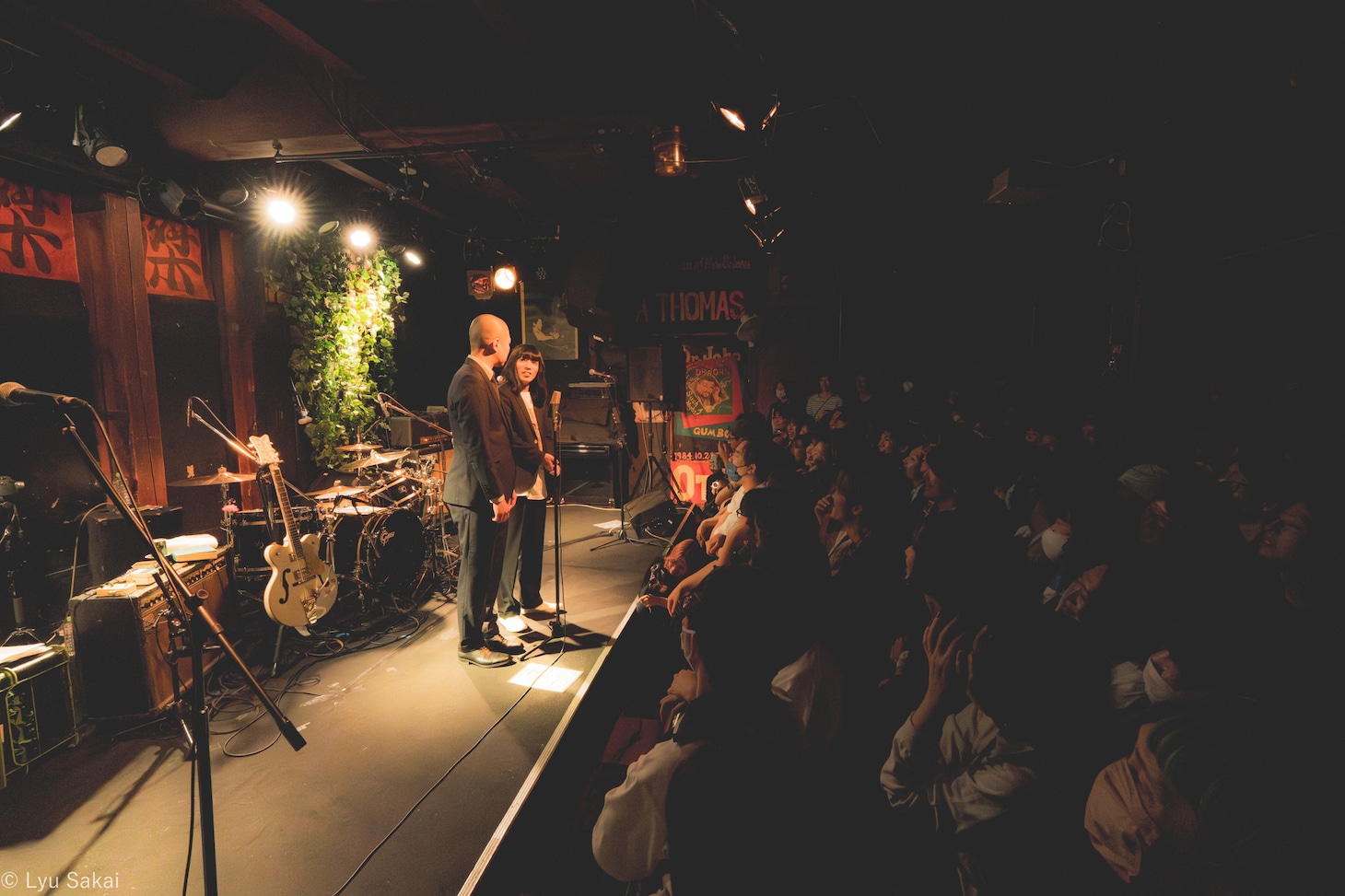 「KINZOKU Bat NIGHT at京都磔磔」で漫才を披露する金属バット