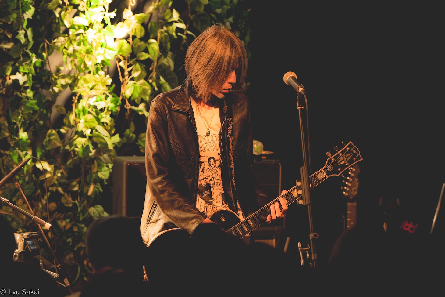 「KINZOKU Bat NIGHT at京都磔磔」にて、a flood of circleのライブの様子