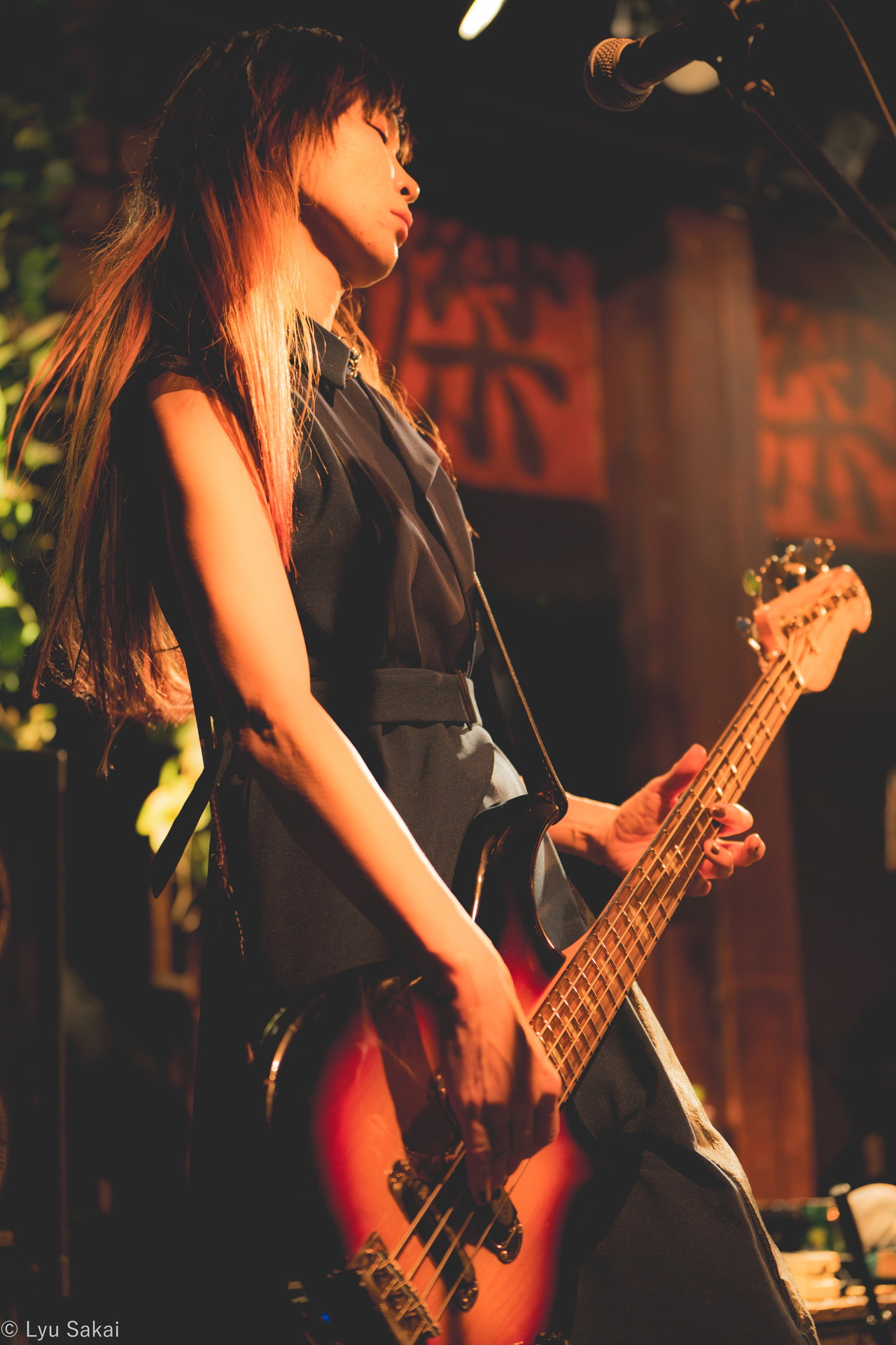 「KINZOKU Bat NIGHT at京都磔磔」にて、a flood of circleのライブの様子