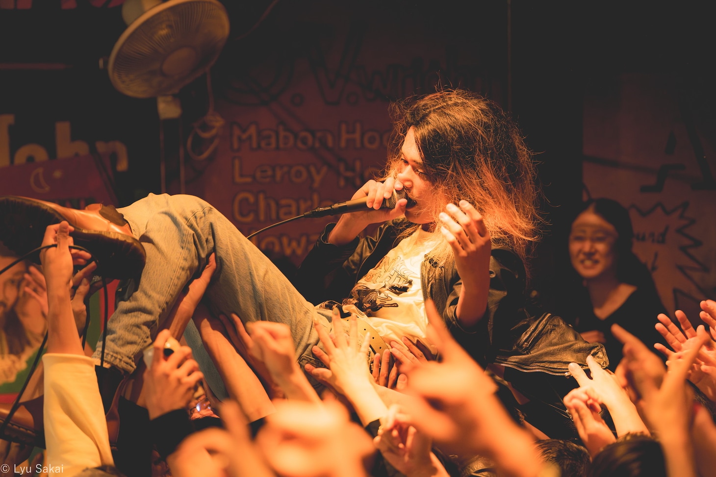 「KINZOKU Bat NIGHT at京都磔磔」にて、a flood of circleのライブの様子