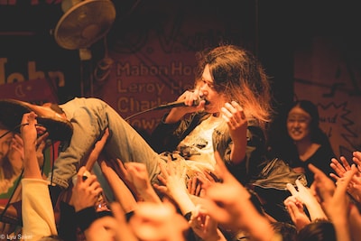 「KINZOKU Bat NIGHT at京都磔磔」にて、a flood of circleのライブの様子