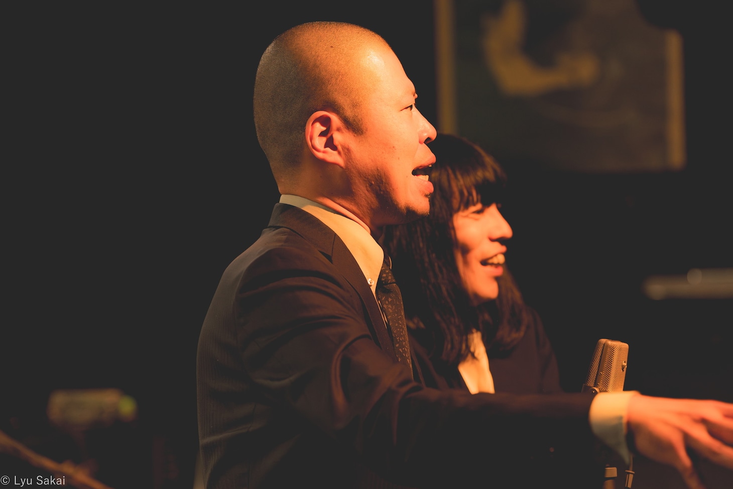 「KINZOKU Bat NIGHT at京都磔磔」で漫才を披露する金属バット