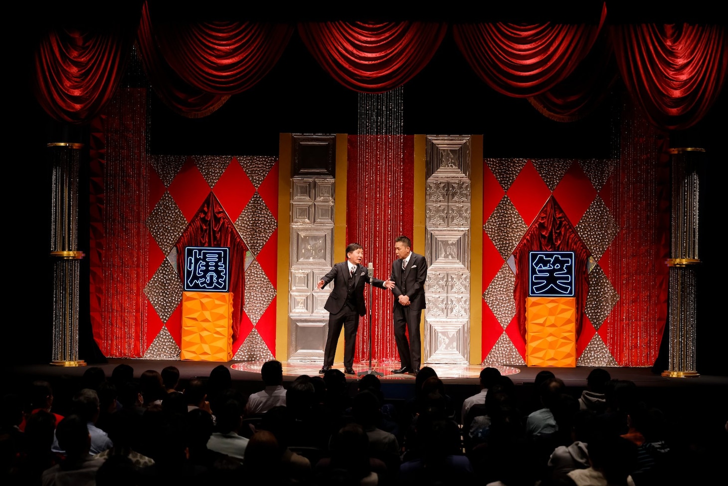 「2025年度版漫才 爆笑問題のツーショット ライブ」の様子