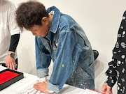 手形を押す浜田雅功