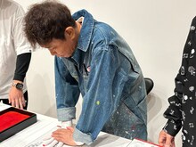 浜田雅功が手形押すイベントに全国からファン詰めかける　多いのは「頭を叩いて！」リクエスト