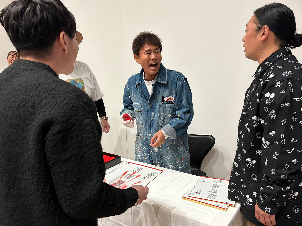 浜田雅功先生 手形押すとし」の様子 - 浜田雅功が手形押すイベントに