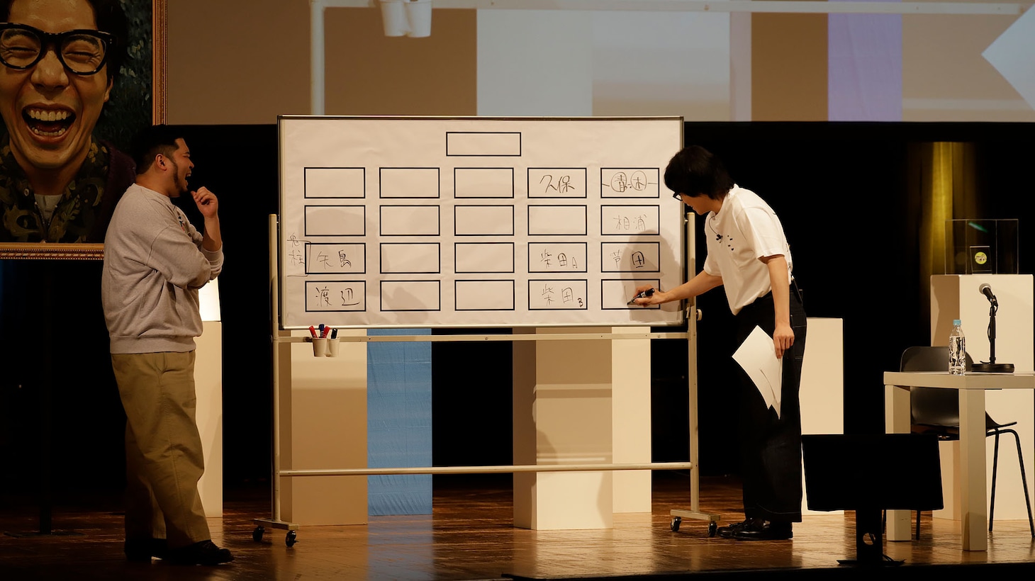 座席表に名字を書き入れてオリジナルのクラスを完成させる令和ロマン