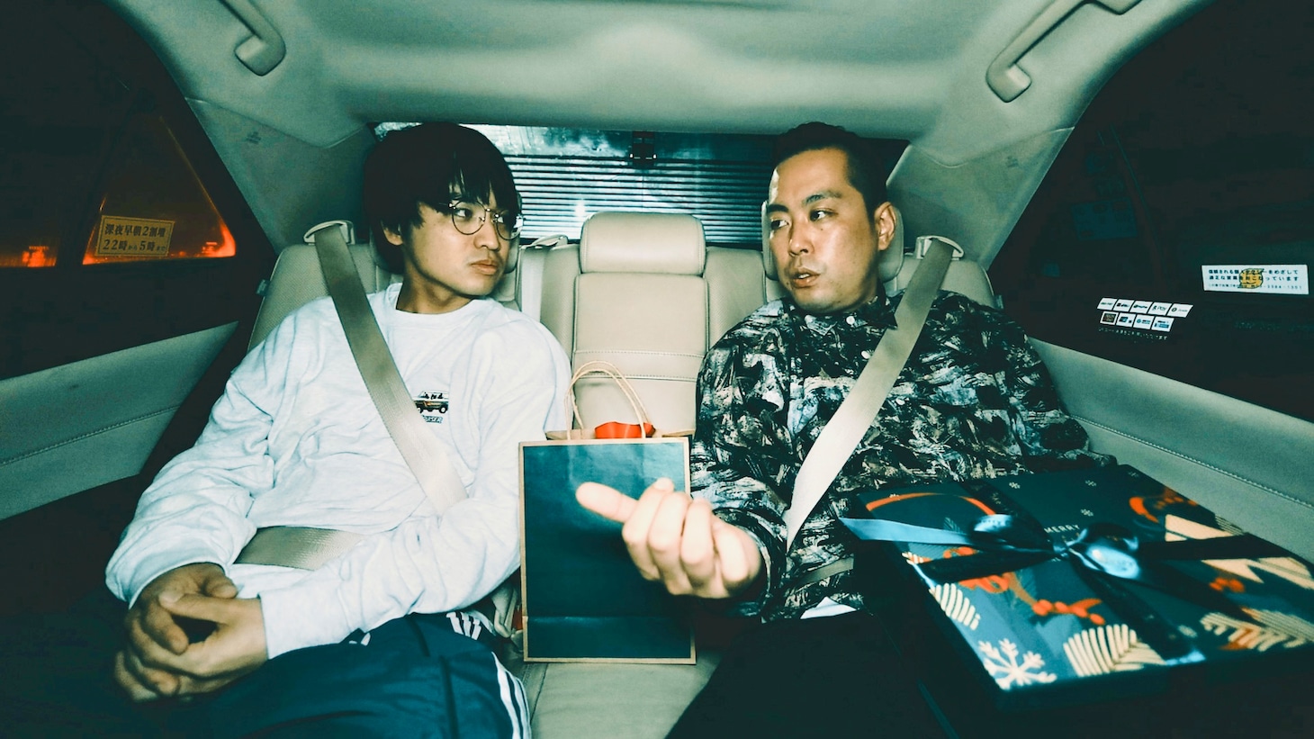 「ヨルノマンザイ」に出演するエバース