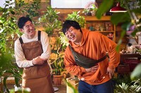 Indeed新CMの撮影に臨むロングコートダディ