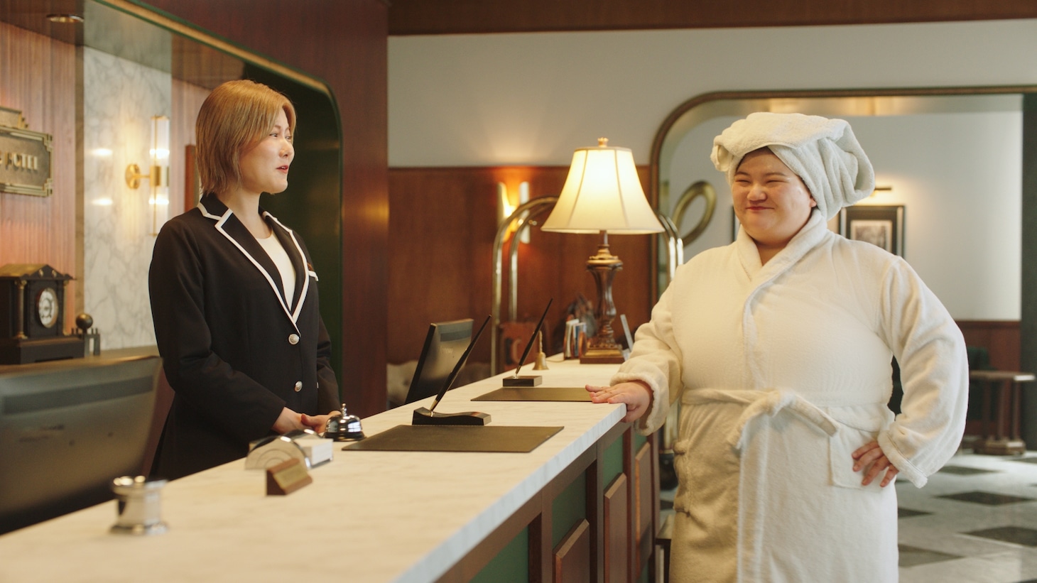 オダウエダが出演するIndeed新CM「ホテル」編のワンシーン